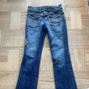 lågmidjade bootcut jeans  - Snygga blå lågmidjadebootcut jeans, för fler bilder kom privat 💞💞 