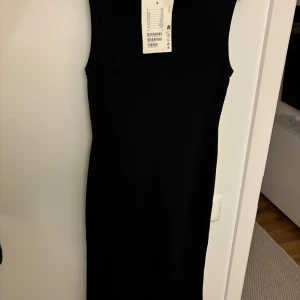 Svart ärmlös klänning från COS -  svart ärmlös klänning från COS . Oanvänd med lappar 