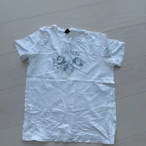 Vit t-shirt med tryck - Säljer vita t-shirt med olika tryck. Den första har texten 'GIRL GANG'. Den andra har texten 'Don't call me angel'. Den tredje har ett stiliserat motiv i pastellfärger. Perfekt för en avslappnad stil. Storlekarna är M,L,M och säljer alla tillsammans.