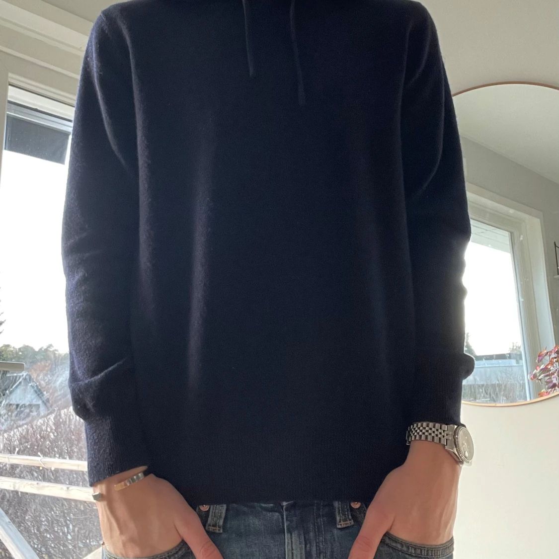 Mörkblå  cashmere hoodie från Sayless - 91