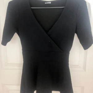 Svart klänning med v-ringning - Svart fin topp, använd fåtal gånger men kommer inte till användning längre, storleken är Xs-S