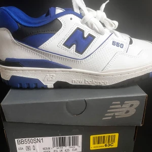 New Balance 550 vita/blåa sneakers storlek 42,5 - New Balance 550 vita/blåa sneakers storlek 42,5  Säljer ett par New Balance 550 i färgerna vitt och blått. Skorna är HELT NYA och har aldrig använts. De kommer i originalkartongen.  Passar BÅDA MÄN O KVINNOR.  Har du fler frågor TVEKA INTE HÖR AV DIG. Kan även mötas upp i Skövde området