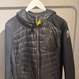 Parajumper Cardigan M - Svart Parajumper Cardigan i storlek M väldigt bra skick köptes för 4049kr följer me extra knappar