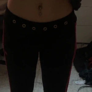 Adidas byxoe - Adidas med rosa sida, lite bootcut passform 