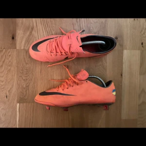 Nike mercurial - Nike mercurial vapor från 2012, size 40 men sitter lite större. I bra skick bara lite smutsiga.