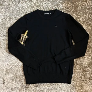 Svart tröja från J.Lindeberg - Säljer en stilren svart tröja från J.Lindeberg. Tröjan har långa ärmar och en liten logotyp på bröstet. Storleken står att den är storlek M men passar mer åt XS och S hållet. Skriv om ni har några funderingar!