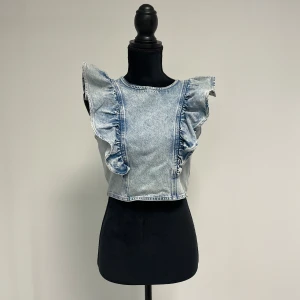 Denim topp  - Denim topp från Gina Tricot, använd endast ett fåtal gånger🩵