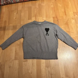 Ami paris tröja  - Säljer nu min asfeta Ami paris tröja, tröjan är köpt direkt från amiparis hemsida och är väldigt eftertraktad. Nypriset på denna tröja är 3499 kr. Tröjan är även nyskick och är knappt använd. Priset skulle kunna diskuteras