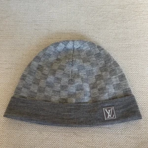 Grå mössa Louis Vuitton - Lv mössa ingen box och ingen kvitto, kom dm för mer info