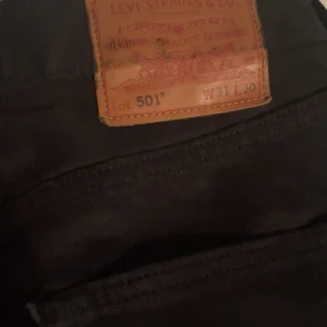 Svarta Levis 501 jeans - Säljer ett par klassiska svarta Levis 501 jeans. De har en rak passform, storlek 31,30. Nypris 1200kr