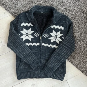 Fodrad Stickad Cardigan - Säljer denna snygga fodrade cardigan. Perfekt om du vill hålla dig varm kyliga dagar. Den är i storlek L. Toppen skick, inga defekter!
