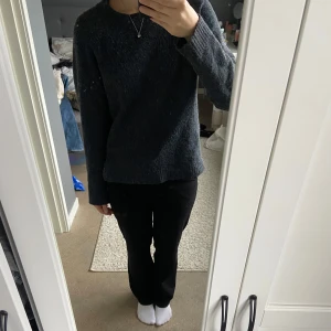 Grå tröja från Vero Moda - Säljer en grå tröja från Vero Moda. Tröjan är långärmad och lite smått nopprig och har en rund halsringning. Perfekt för kyligare dagar och enkel att matcha med olika outfits 💞