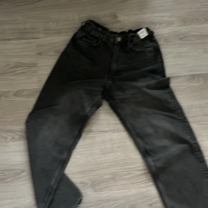 Svarta loose fit jeans från H&M - Säljer ett par svarta loose fit jeans från H&M. Helt nya har inte använt de någon gång pris kan diskuteras