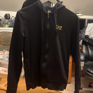 EA7 hoodie - Hoodie som är använd ett fåtal gånger. Ej använd på länge. Går att pruta