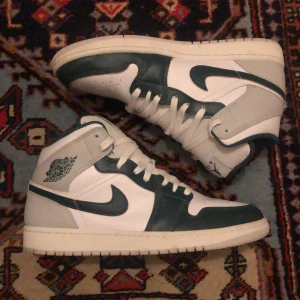 Nike Air Jordans i vitt och grönt - Nike air jordans mid, 9/10 skick, använda 2 gånger vill bli av med snabbt!