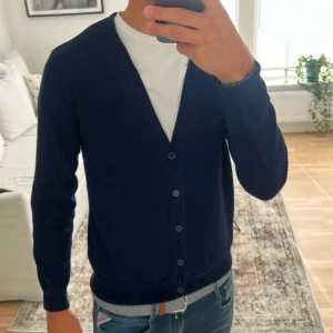 Mörkblå cardigan från Selected Homme - Säljer en riktigt fet cardigan i topp skick från Selected Homme. Passar till storlek S