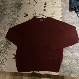 Vinröd tröja - En Oscar Jacobsson tröja som jag inte använder längre så tänkte att jag säljer den istället(har bara använt den typ 2 ggr)👍Nypris 1200kr mitt pris 600kr