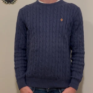 Blå kabelstickad tröja från Morris - Säljer en stilren blå kabelstickad tröja från Morris. Inga defter, storleken är liten L lite större medium.  Personen på bild är 184 cm, 74 kg