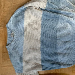 Tröja  - Tröja från NAKD, var en av mina favorit plagg men rensar nu ut garderoben. Ser ut att vara i bra skick. 