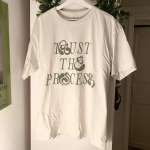 t-shirt  - vit/grön tshirt från H&M med motiv i storlek medium, aldrig använd. skriv om du har några frågor :)