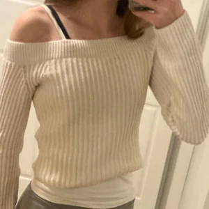 Beige ribbad offshoulder stickad tröja bara använd 2 gånger - Säljer en snygg beige ribbad offshoulder-tröja med långa ärmar.