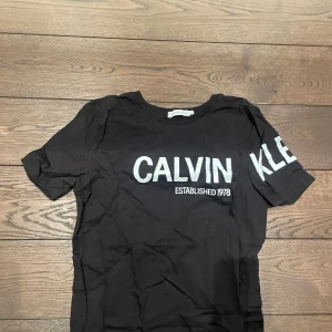 Calvin klein T-shirt  - Skriv för frågor och mer bilder. 