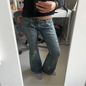 Lågmidjade Jeans - Redan lagt upp den här annonsen sedan innan men lägger upp den igen då ni har chansen att få gratis frakt!!  kolla min tidigare annonsen för beskrivning om jeansen💛  spara 200 kr !!!   OBS! GRATIS FRAKT GÄLLER EJ LÄNGRE.