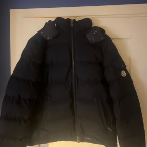 Navy moncler montgenevre dunjacka - Säljer nu min moncler puffer som är perfekt till vintern. Jackan är bara använd fåtal gånger och har inga defekter. Nypris: 20000 mitt pris: 7000. Jag säljer jackan få den är för stor och fick den av en släkting som bor utomlands vilket gör det svårt att returnera. Skicka gärna funderingar och jag kan skicka fler bilder för att garantera äkthet, ps har inget kvitto på den längre, pris går att diskuteras