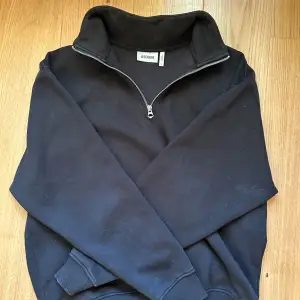 Säljer en svart quarter zip från weekday i mycket bra skick och storlek s använd runt 4 gånger 