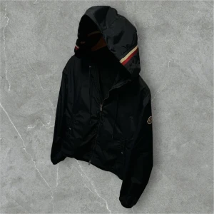 Moncler Grimpeurs Jacka - Moncler grimpeurs vindjacka | Skicka 8/10 | FÄRG: Marinblå💙| Storlek:1 Passar: S | NYPRIS: 9000 MITT PRIS: 3000