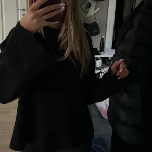 Gina Svart stickad tröja - Mysig svart stickad tröja i bra skick. Slutsåld i butik! 