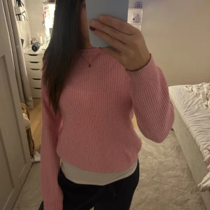 Rosa stickad tröja - Säljer en superfin rosa stickad tröja i bra skick. Den är perfekt för både vår och höst med sin mysiga och varma känsla. Tröjan har långa ärmar och en normal passform som gör den bekväm att bära till vardags. ( från only och är i stolek 158/164 ) 