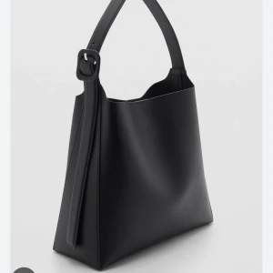 Svart axelväska i syntet - Stilren svart axelväska! Perfekt att ha till skolan osv använd fåtal gånger💝 SKRIV FÖR EGNA BILDER! 