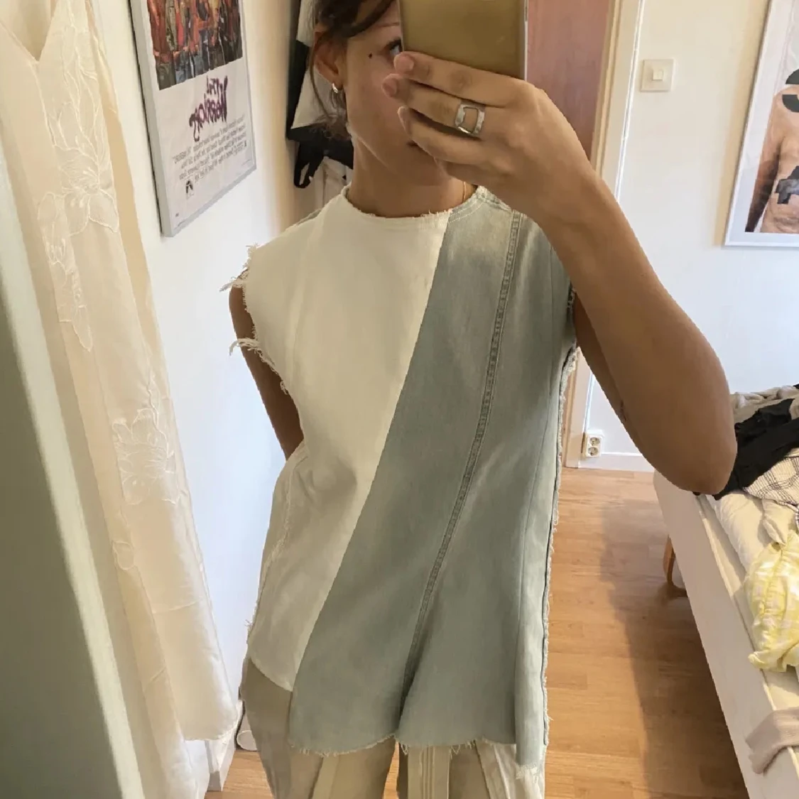 Ärmlös topp i denim och vitt tyg