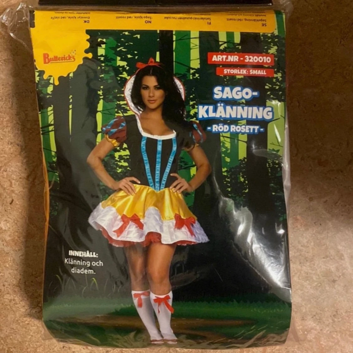 Sagoklänning med röd rosett