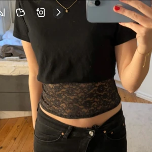 Svart linne och tshirt - Säljer båda dessa delar, ett svart spetslinne och en svart T-shirt som jag har klippt! Båda medföljer!