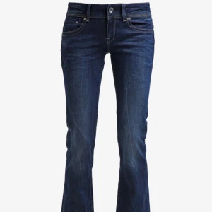 Mörkblå bootcut jeans från G-Star RAW - Säljer mina snygga mörkblå bootcut jeans från G-Star RAW med klassisk läderdetalj vid bakfickan. De har endast används fåtal gånger och är i nyskick. (W27, L32) nypris 1470kr🌟🩷