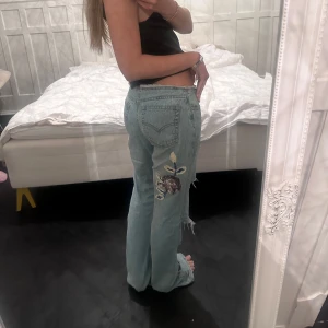 Lågmidjade jeans med hål och paljetter  - Skit coola jeans med slitningar och paljetter. Lågmidjade. Lite stora på mig brukar ha 34