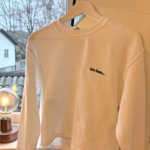 Vit tröja från iets frans... - Säljer en stilren vit tröja från iets frans... i storlek XS. Tröjan är något kortare i modellen och har fin passform!