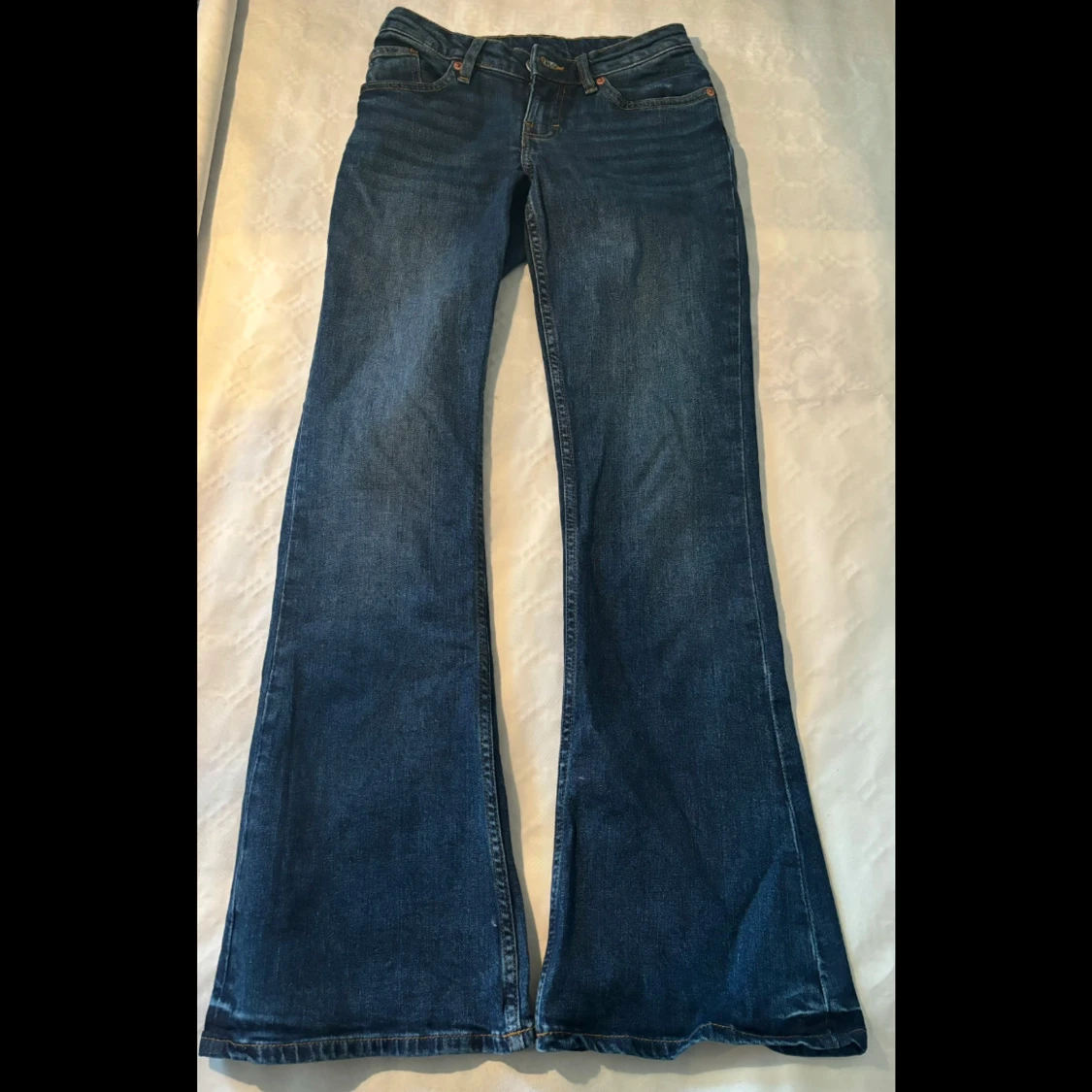 Blå jeans från Monki, bootcut och low waist - 91