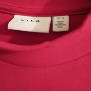 Röd polotröja från Vila - Säljer en snygg röd polotröja från Vila i storlek S. Perfekt för höst och vinter med sin varma och bekväma design. Tröjan har långa ärmar och en klassisk polokrage. Passar både till vardags och festligare tillfällen. Skicka ett meddelande vid intresse! ❤️