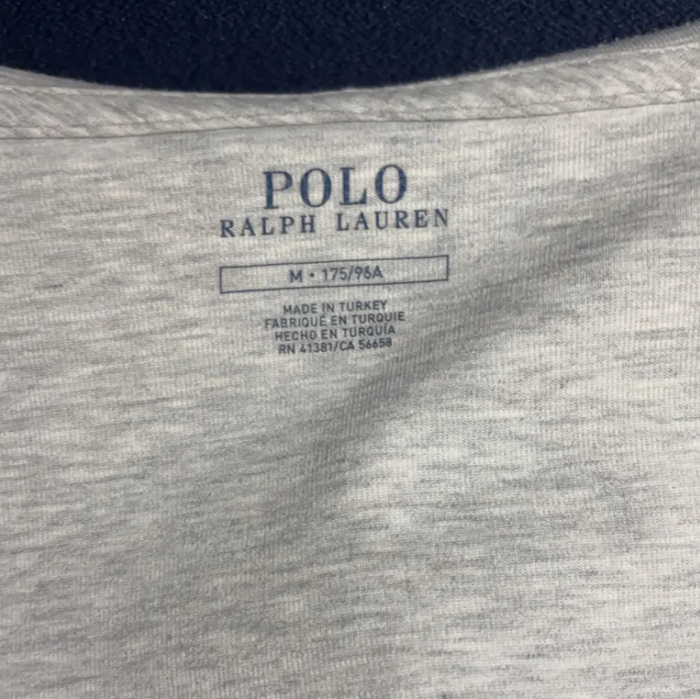 Säljer en snygg och bekväm grå hoodie från Polo Ralph Lauren. Den har en dragkedja framtill och en klassisk huva med dragsko. Perfekt för en avslappnad stil och passar till de flesta tillfällen. 🩶. Tröjor & Koftor.