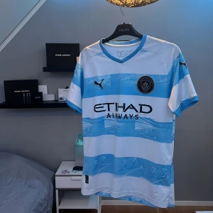 Man city tröja - Säljer en snygg blå fotbollströja från Puma. Man city tröja som jag säljer pga att jag inte vill ha den. Fick den i en mystery box