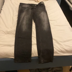 Svarta jeans från Replay - Säljer ett par snygga svarta jeans från Replay. De har en klassisk straight fit och är i bra skick. Perfekta för både vardag och fest! 🖤 köpt för 6 månader sen men använts fåtal gånger för dem va för störa me växte så nu dem är för små tvättas max 5 gånger och är i bra skick inga skadar,smuts elle nåt sånt. (W31  L 32) pris kan sänkas. Ni betalar för frakt