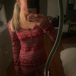 Slutsåld Jylpyamas! - Säljer en superfin julpyamas från H&M med vitt geometriskt mönster. Den är långärmad och har en bekväm passform, perfekt för mysiga vinterkvällar. Materialet är en blandning av bomull och polyester, vilket gör den både mjuk och stretchig. Perfekt för julmys! 🎄slutsåld på hemsidan!