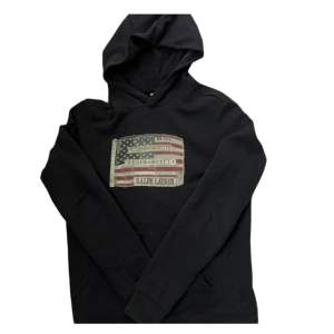 Säljer en snygg mörkblå hoodie från Ralph Lauren med en cool flaggdesign på bröstet. Perfekt för en avslappnad stil och passar till alla tillfällen. Den har en klassisk känguruficka och en bekväm huva. Perfekt för höst och vinter! Tveka inte att fråga frågor! Storlek M