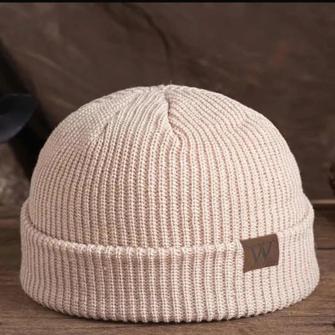 Beige ribbad mössa med logotyp