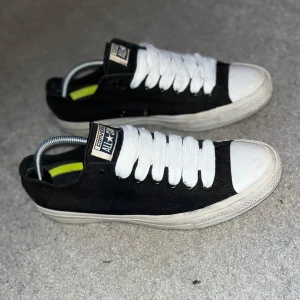 Converse  - Otroligt unika och feta skor storlek 44 men passar 45. Går även att få med tunna snören, väldigt sällsynt design som inte går att få tag på längre!
