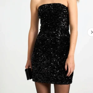 Svart paljettklänning - Säljer min klänning ifrån Lindex som jag aldrig har använt. Nypris är 500kr i stl s💕💕 perfekt till jul eller nyår 