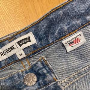 Säljer ett par snygga blå jeans från Levi's RE/DONE i storlek 26. De är i bra skick! 